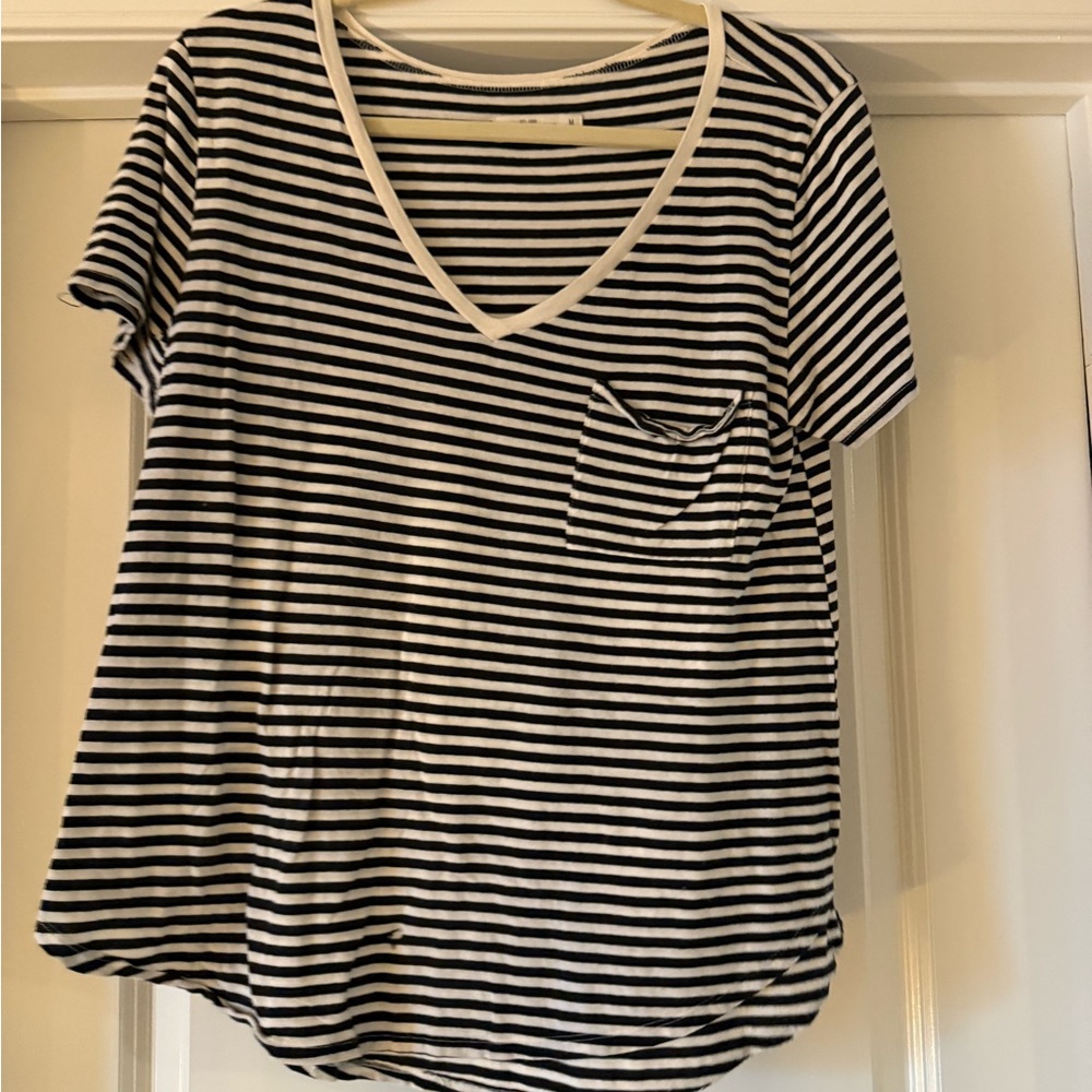 Abercrombie & Fitch Black and White Relaxed Fit T-Shirt